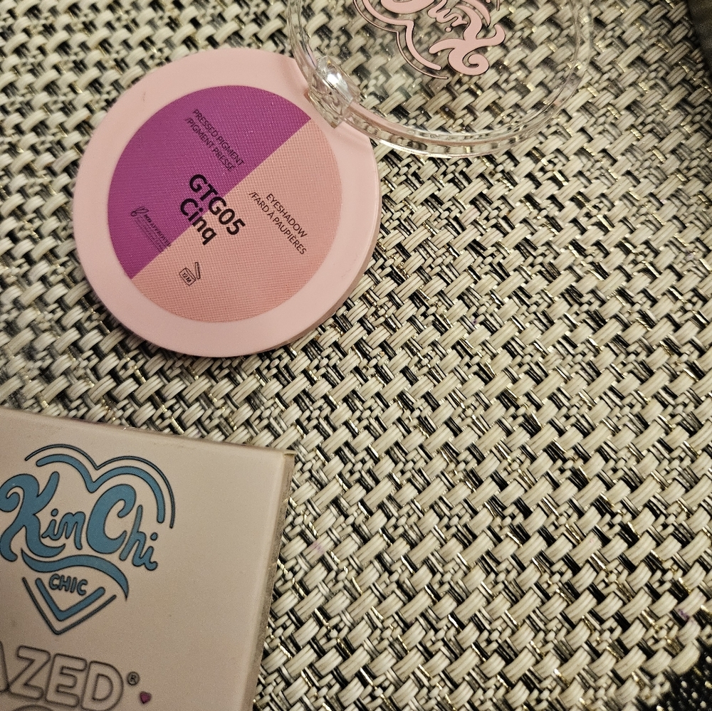 Brand new Kim Chi duo eye shadow
